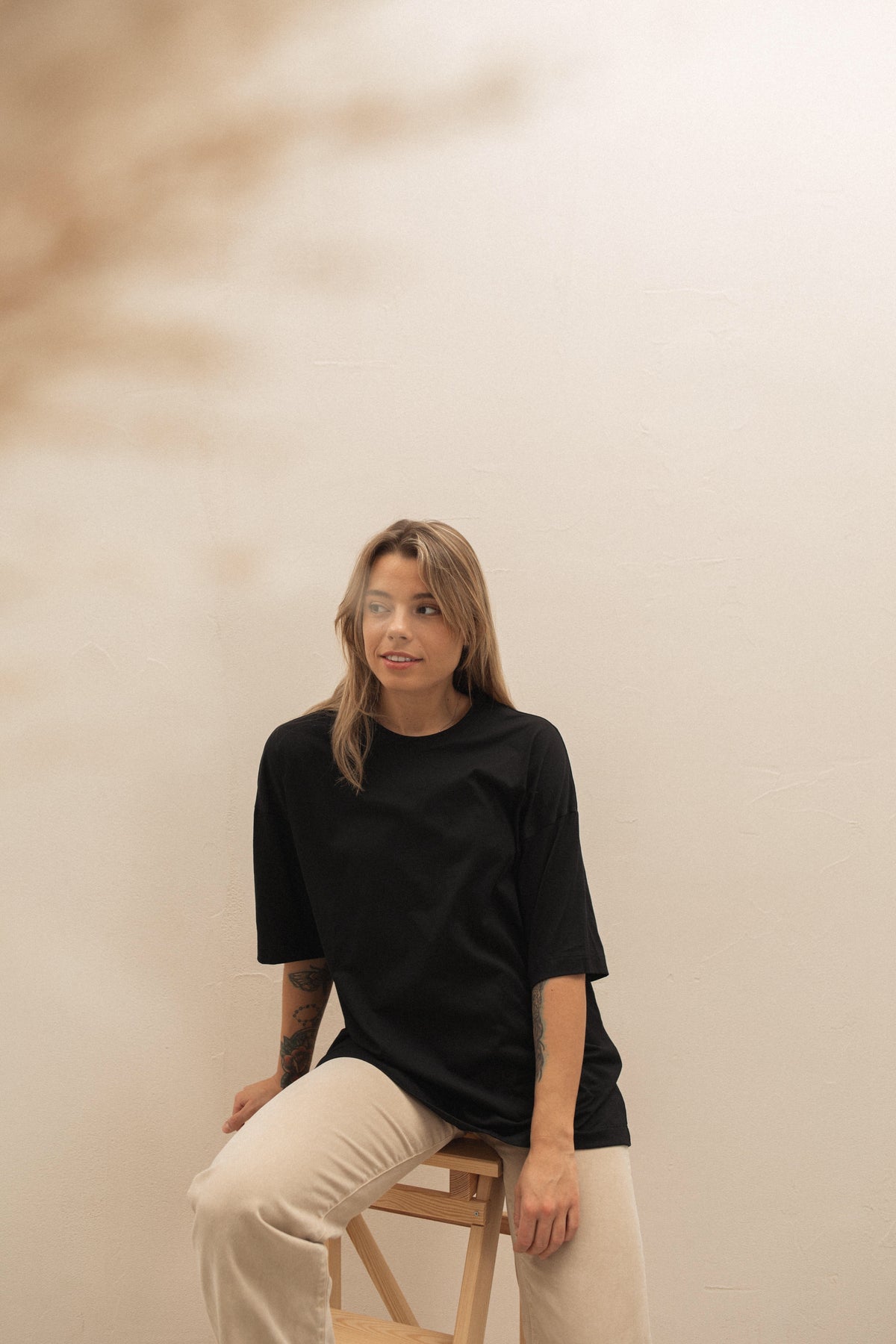 Black oversized t-shirt with crew neck and short sleeve