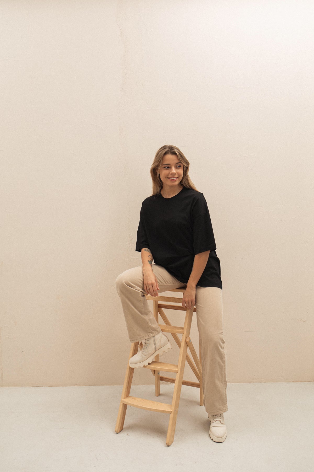 Black oversized t-shirt with crew neck and short sleeve