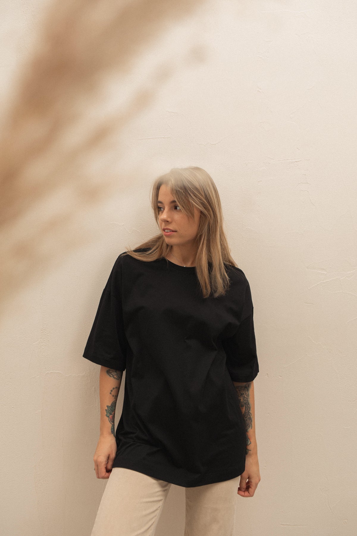 Black oversized t-shirt with crew neck and short sleeve