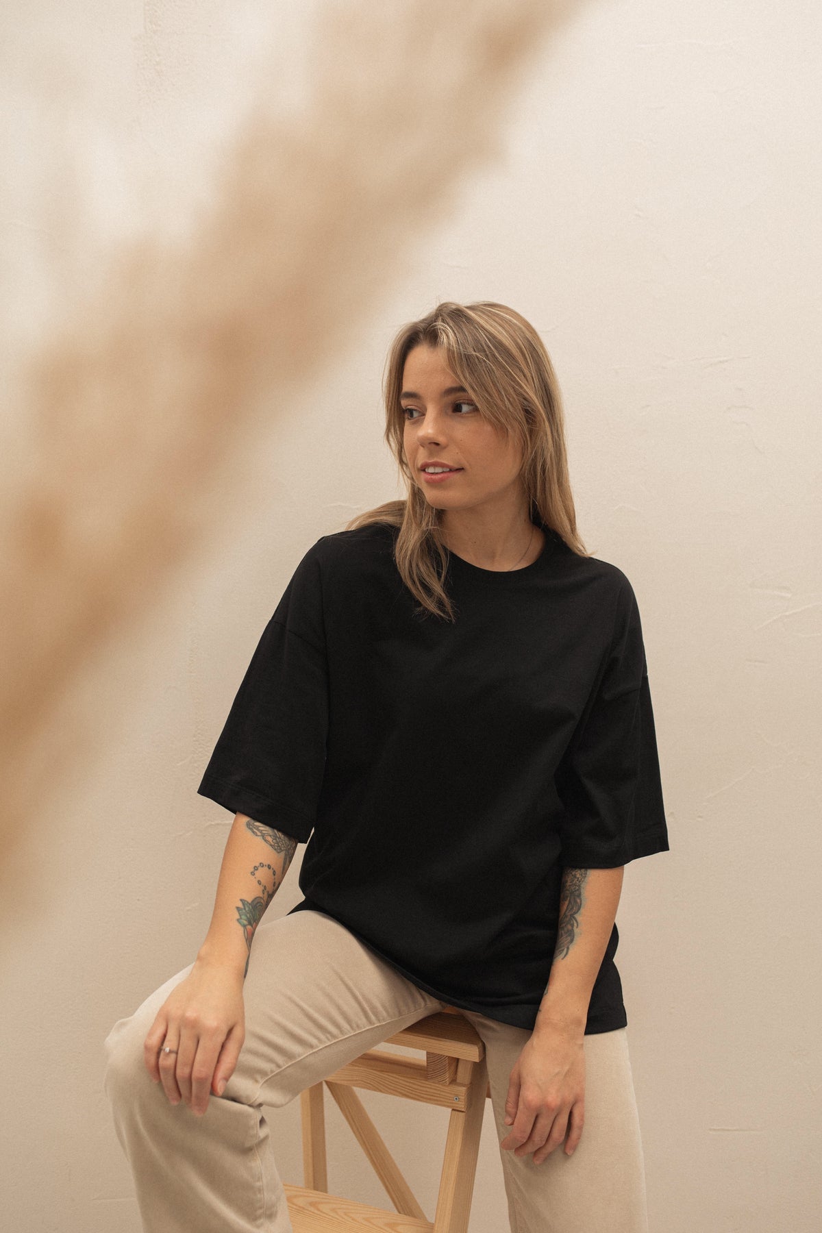 Black oversized t-shirt with crew neck and short sleeve