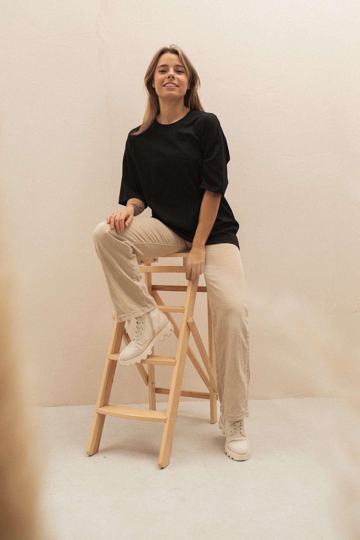 Black oversized t-shirt with crew neck and short sleeve
