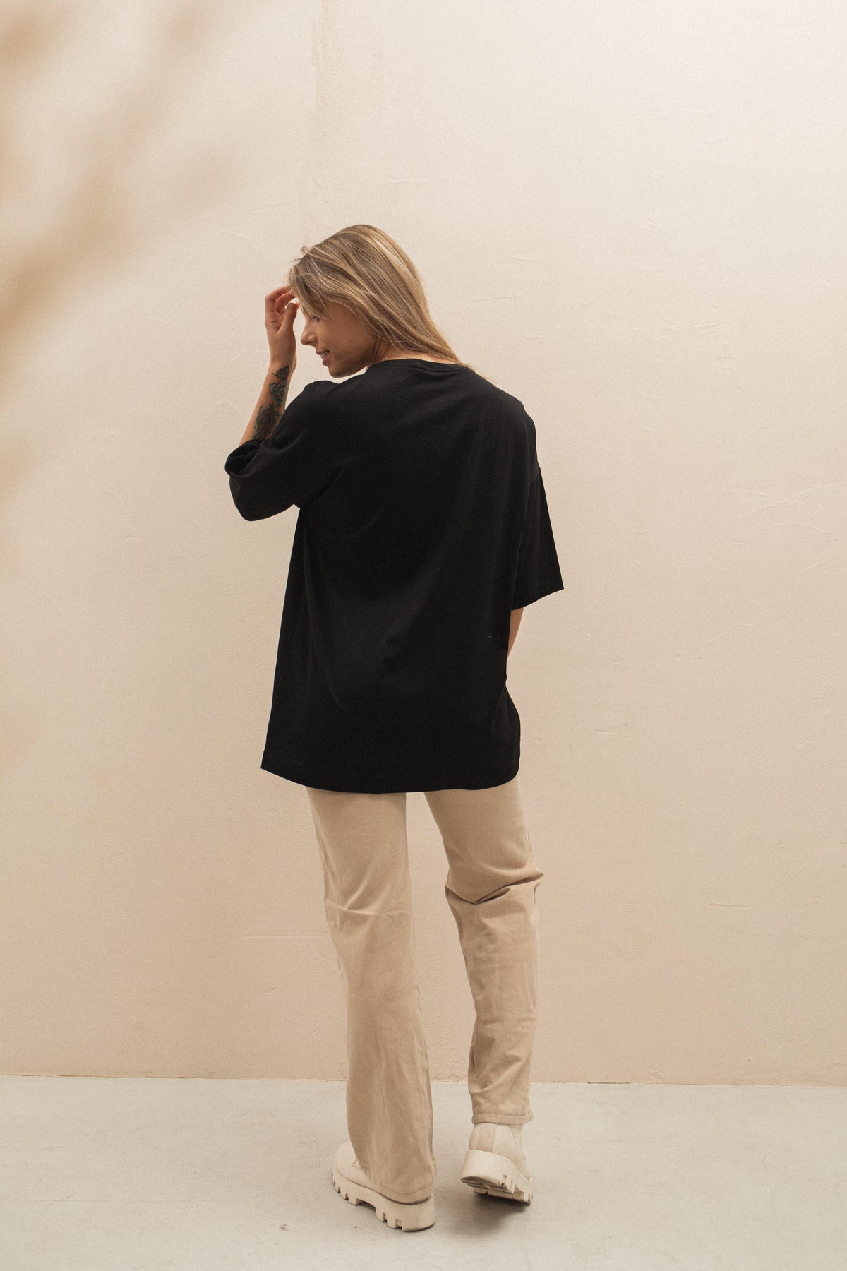 Black oversized t-shirt with crew neck and short sleeve